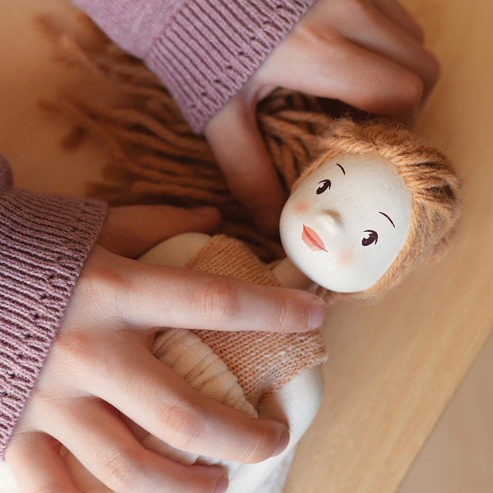 Ferne – fából készült öltöztethető baba (25 cm)