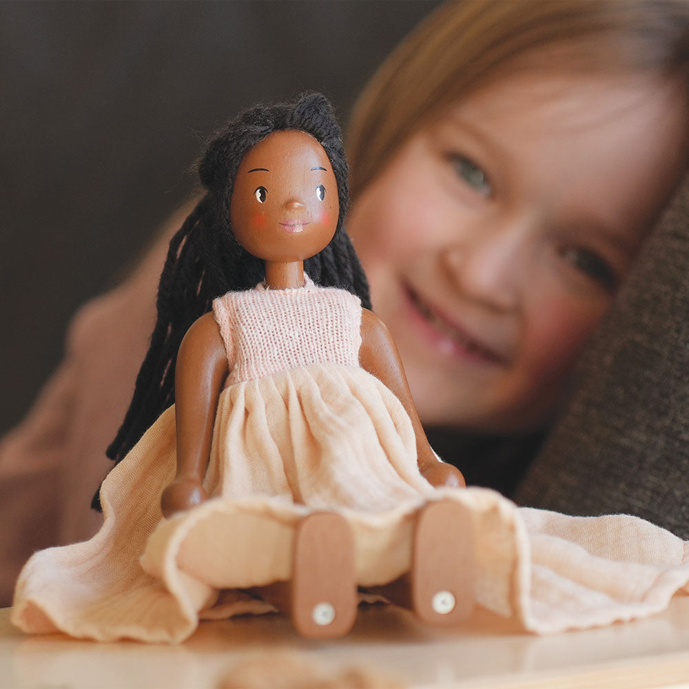 Lola – fából készült öltöztethető baba (25 cm)